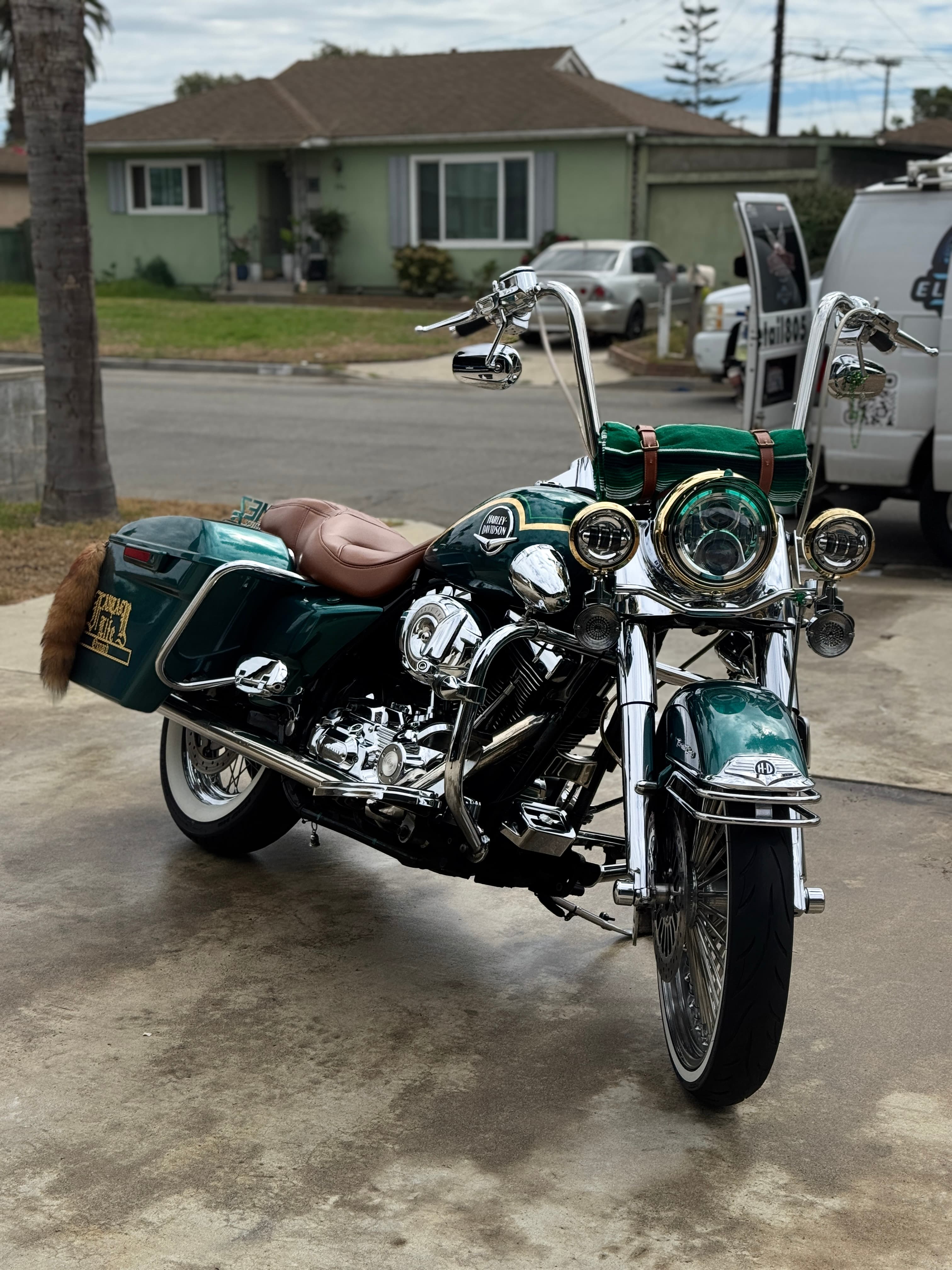 Teal Harley Road King – front view