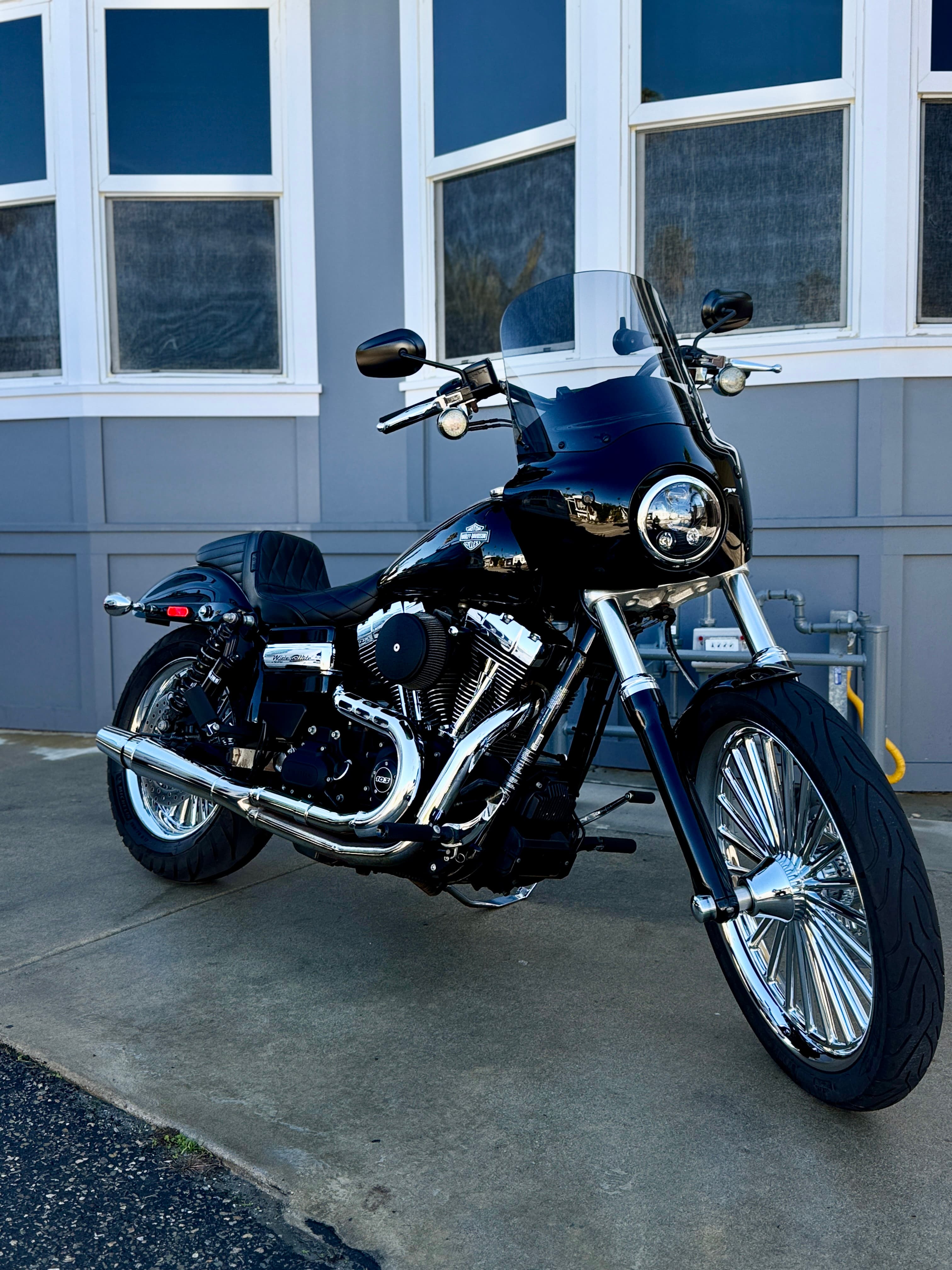 Black Harley Dyna – front view